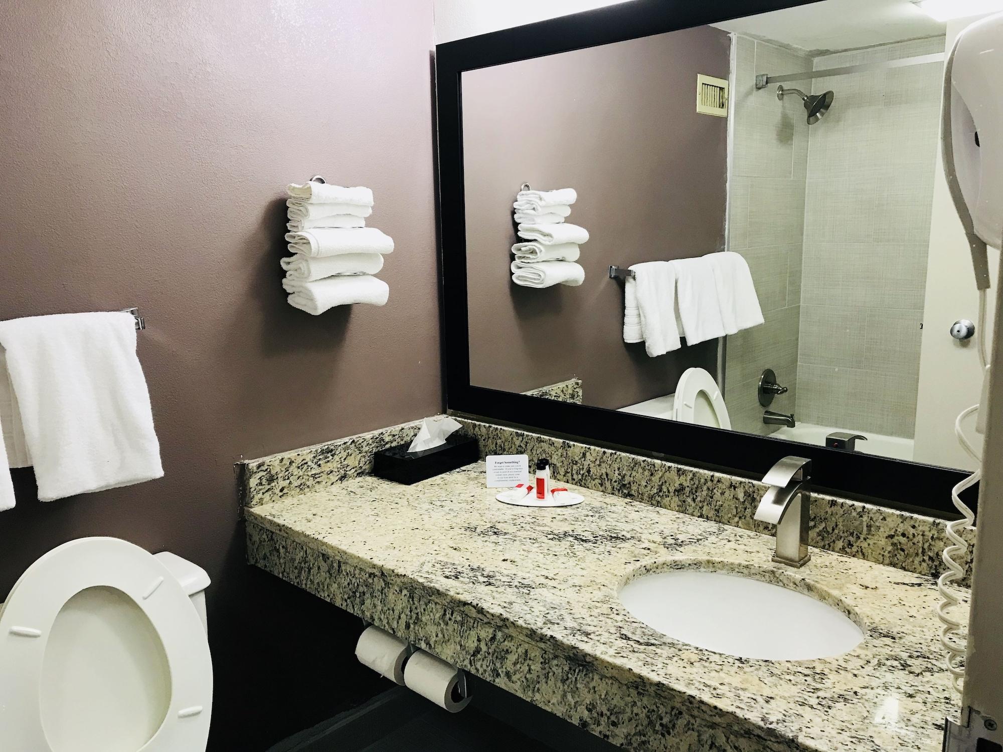 Days Inn By Wyndham Livonia Canton Detroit Buitenkant foto