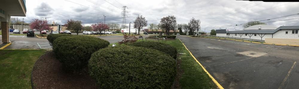 Days Inn By Wyndham Livonia Canton Detroit Buitenkant foto