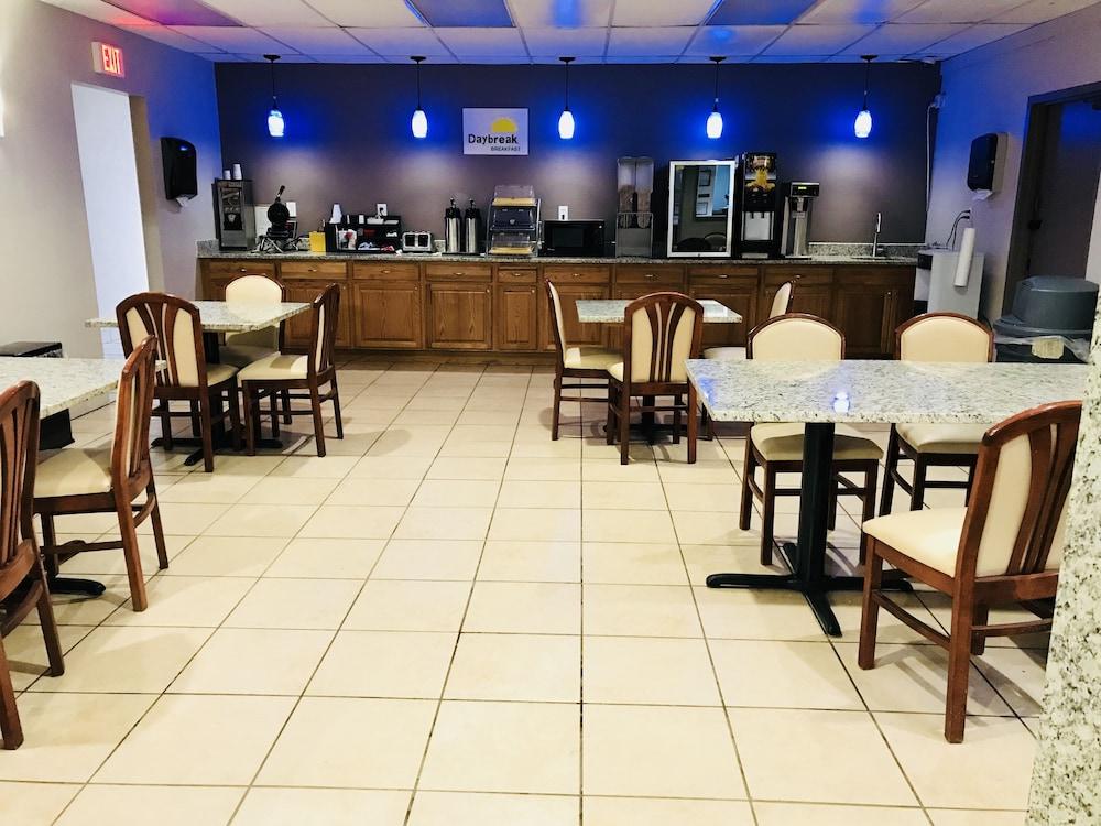 Days Inn By Wyndham Livonia Canton Detroit Buitenkant foto